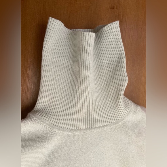 Banana Republic Off-White Ecru Sleeveless Turtleneck Sweater S-M - Picture 6 of 6